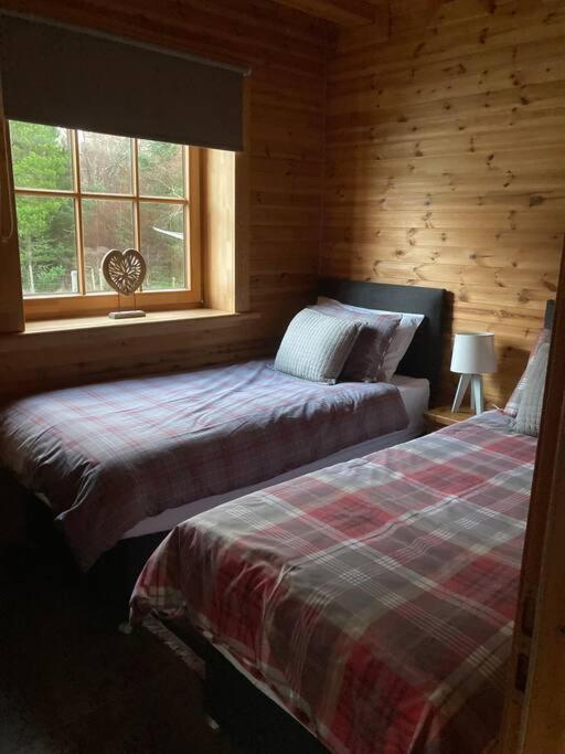 Red Squirrel Log Cabin With Hot Tub Keith Eksteriør bilde