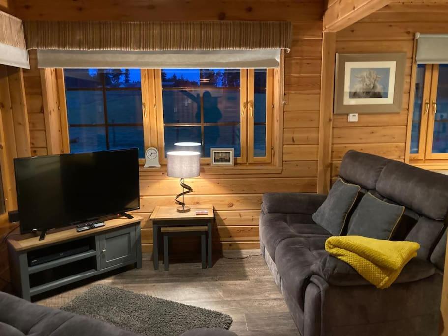 Red Squirrel Log Cabin With Hot Tub Keith Eksteriør bilde