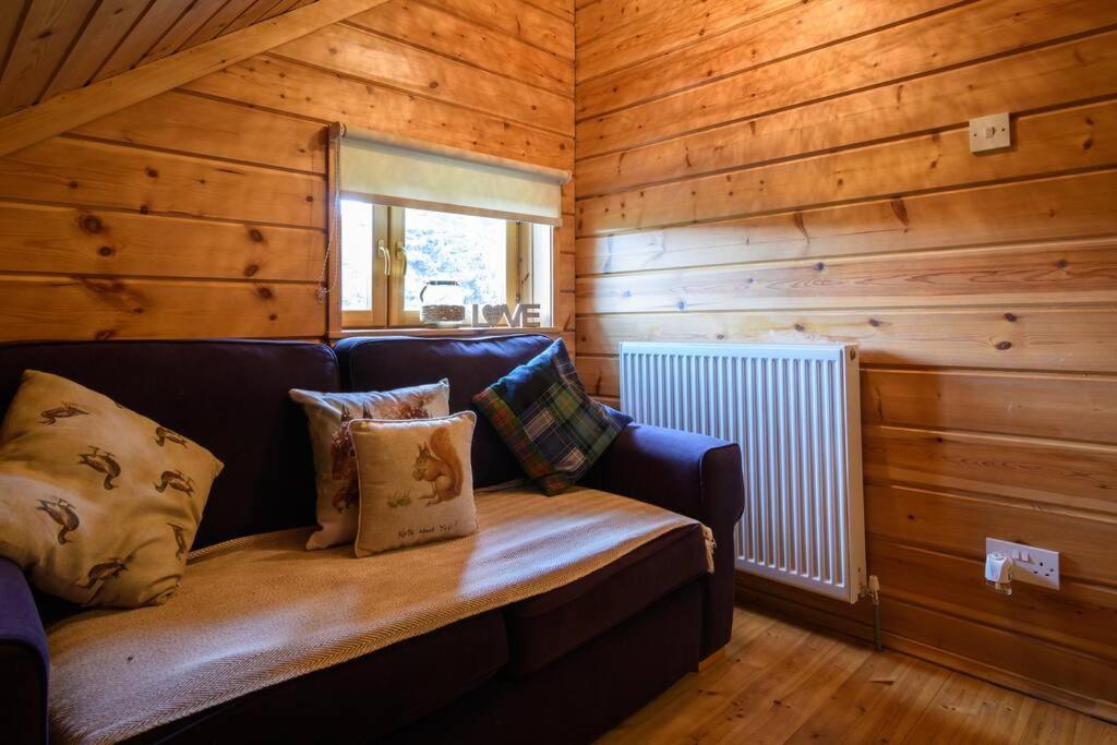 Red Squirrel Log Cabin With Hot Tub Keith Eksteriør bilde