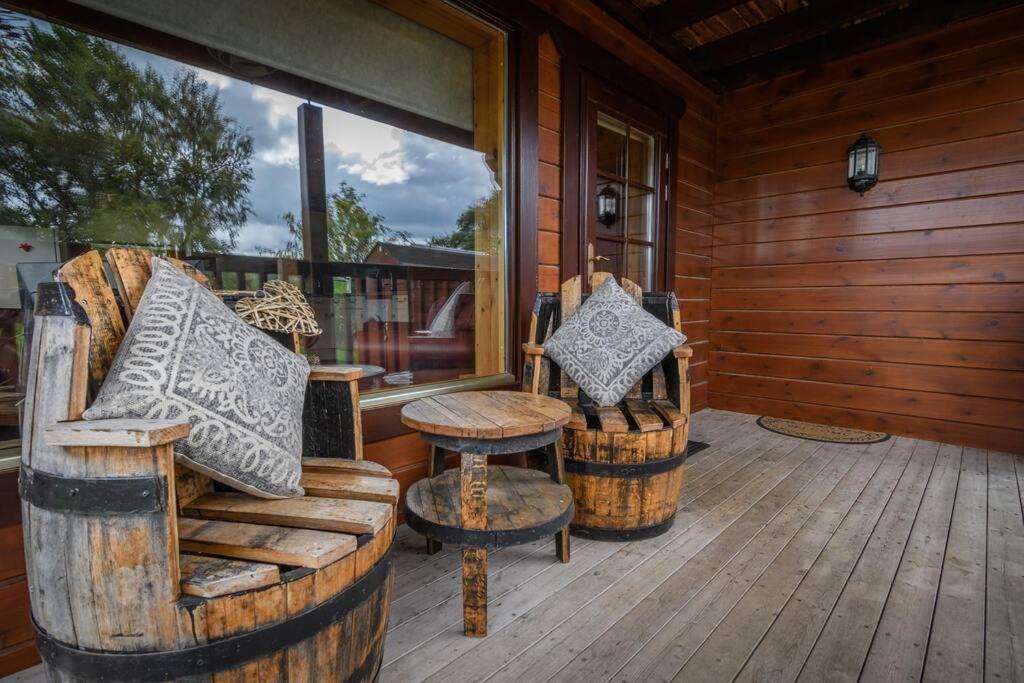 Red Squirrel Log Cabin With Hot Tub Keith Eksteriør bilde