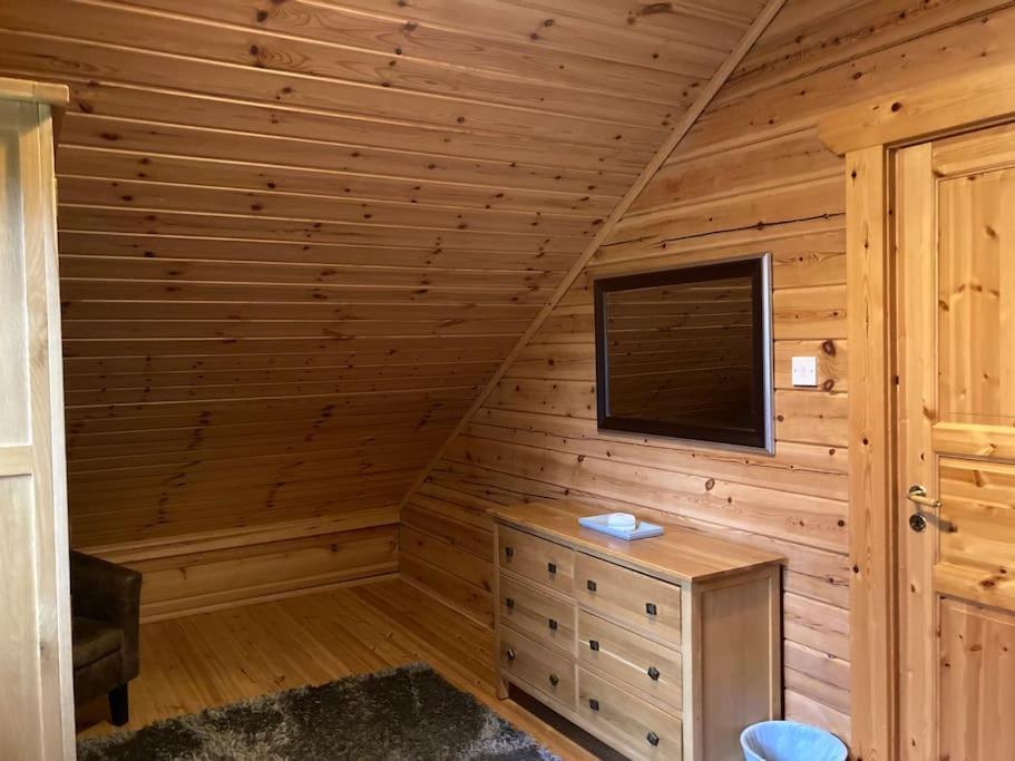Red Squirrel Log Cabin With Hot Tub Keith Eksteriør bilde