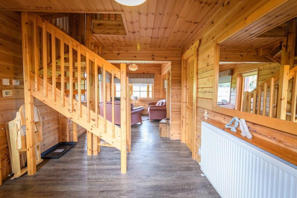 Red Squirrel Log Cabin With Hot Tub Keith Eksteriør bilde