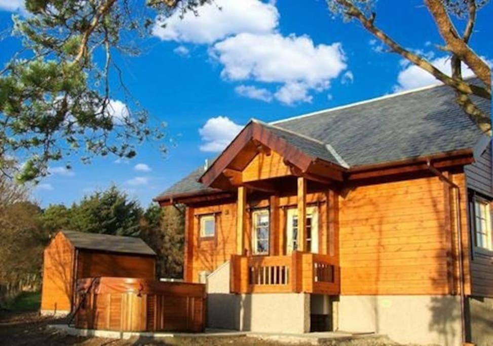 Red Squirrel Log Cabin With Hot Tub Keith Eksteriør bilde