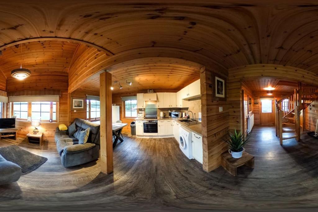 Red Squirrel Log Cabin With Hot Tub Keith Eksteriør bilde